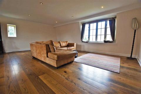 3 bedroom penthouse to rent, Abbey Mews, Isleworth