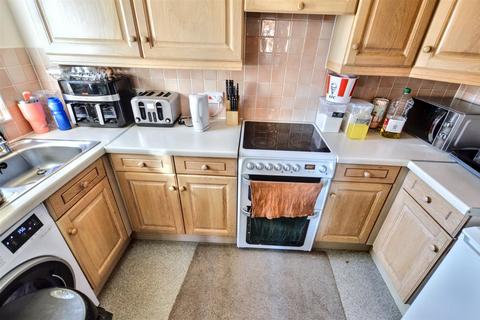 2 bedroom flat to rent, Broad Oak Close, Eastbourne