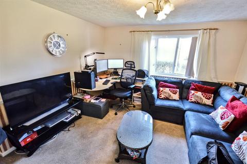 2 bedroom flat to rent, Broad Oak Close, Eastbourne