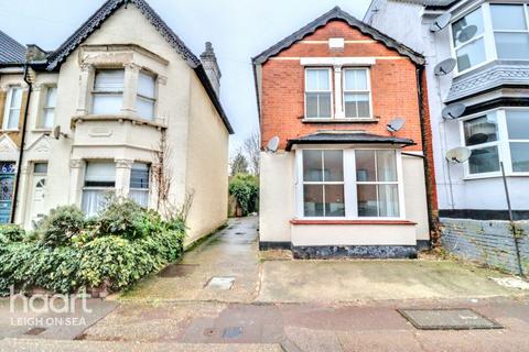 1 bedroom flat for sale, Cranleigh Drive, Leigh-On-Sea