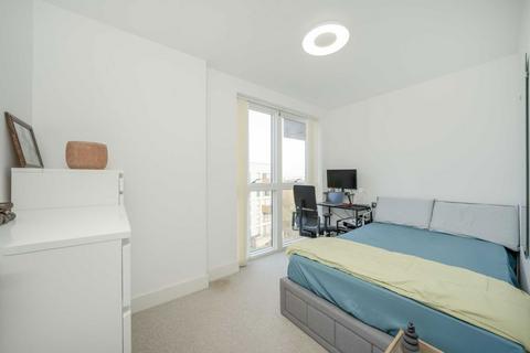 2 bedroom flat to rent, Lakeside Drive, London NW10