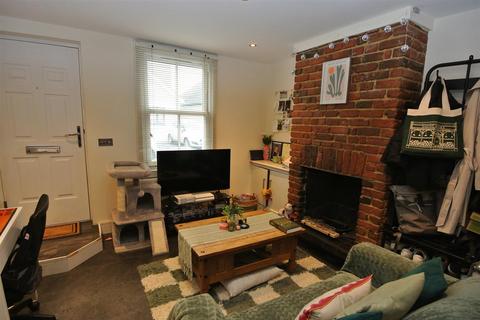 1 bedroom semi-detached house to rent, Rusham Road, Egham TW20