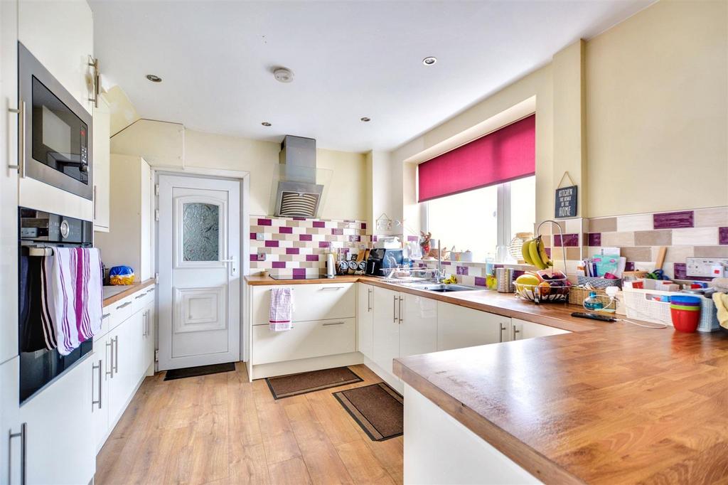 Kitchen 2.jpeg