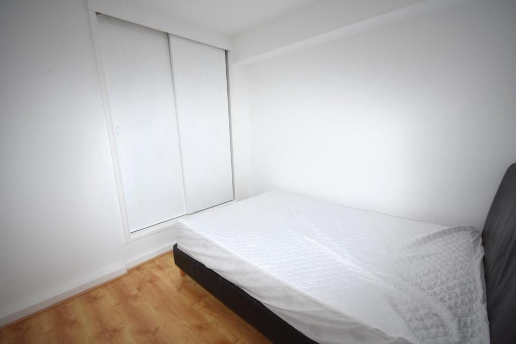 Bedroom..JPG