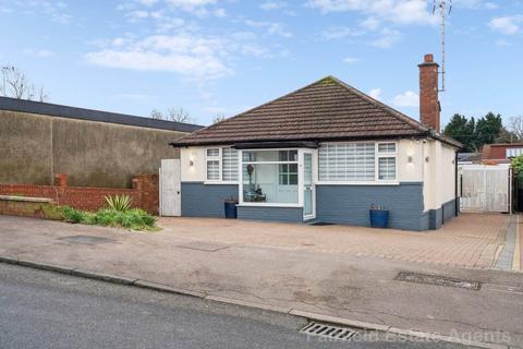 2 bedroom detached bungalow for sale, Greenfield Avenue, Carpenders Park