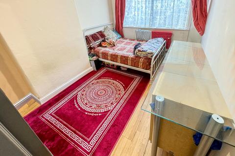 2 bedroom ground floor maisonette for sale, Victoria Road, Southall, UB2