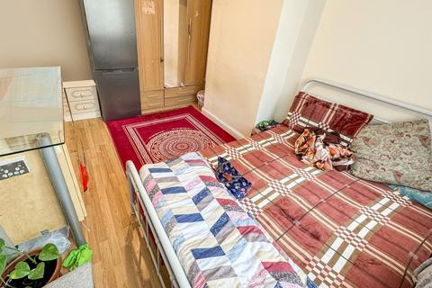 2 bedroom ground floor maisonette for sale, Victoria Road, Southall, UB2