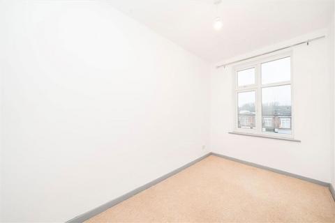 3 bedroom flat to rent, Blackfen Parade, Sidcup DA15