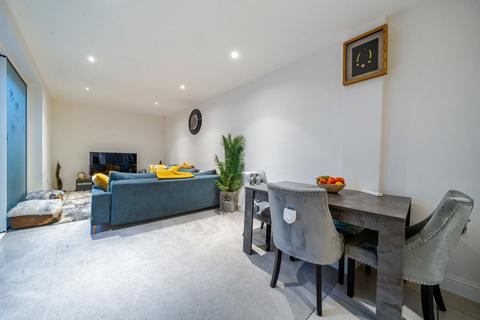 3 bedroom apartment for sale, Askew Road, London