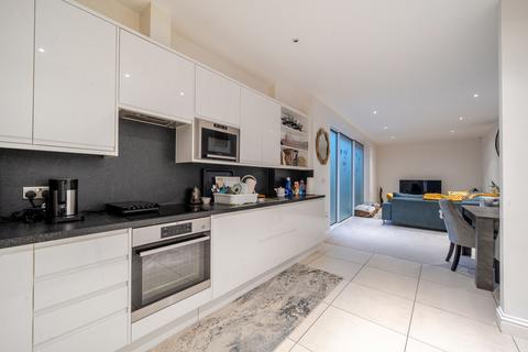 3 bedroom apartment for sale, Askew Road, London