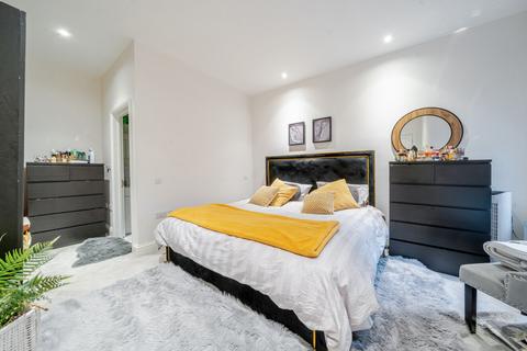 3 bedroom apartment for sale, Askew Road, London