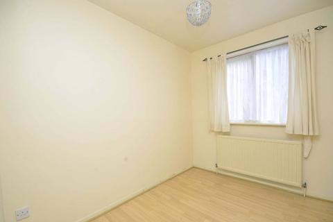 2 bedroom flat to rent, Greenway Close, Friern Barnet, London, N11