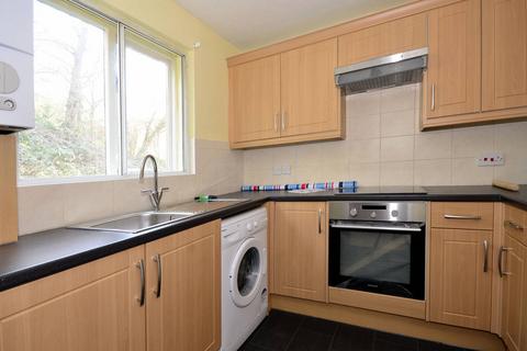 2 bedroom flat to rent, Greenway Close, Friern Barnet, London, N11