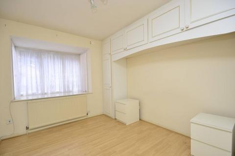 2 bedroom flat to rent, Greenway Close, Friern Barnet, London, N11