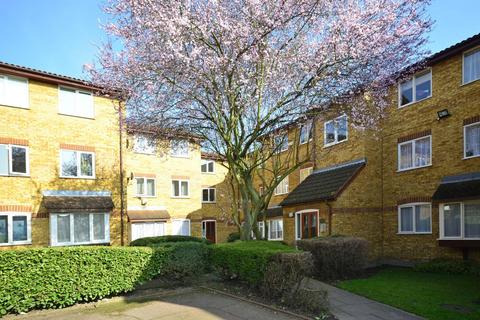 2 bedroom flat to rent, Greenway Close, Friern Barnet, London, N11