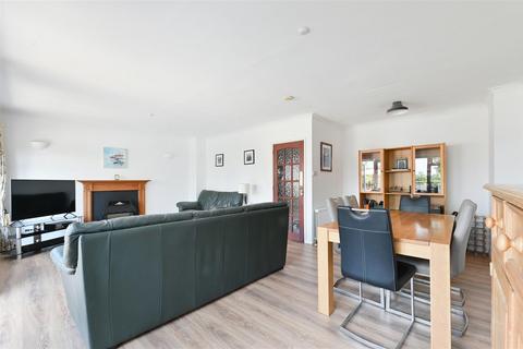 11 Harding Road, Epsom, KT18 6HN