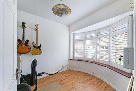 11 Harding Road, Epsom, KT18 6HN
