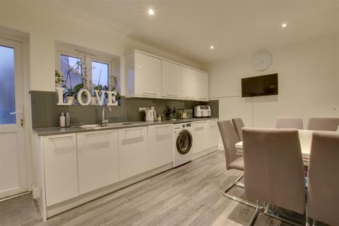 4 Cameron Drive, Waltham Cross, EN8 8BW