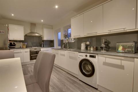 4 Cameron Drive, Waltham Cross, EN8 8BW
