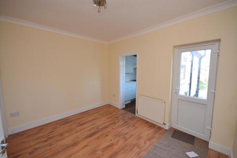 3 bedroom end of terrace house to rent, Saxon Road, London