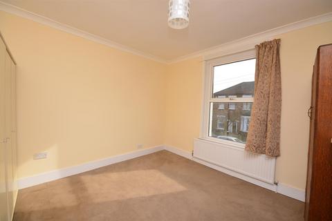 3 bedroom end of terrace house to rent, Saxon Road, London