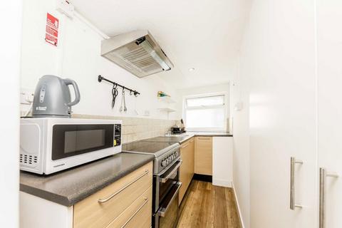 Studio to rent, Duke Street, London W1U