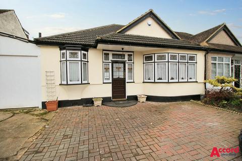 3 bedroom bungalow to rent, Ainsley Avenue, Romford, RM7