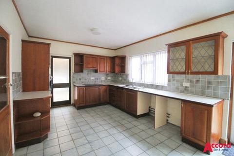 3 bedroom bungalow to rent, Ainsley Avenue, Romford, RM7