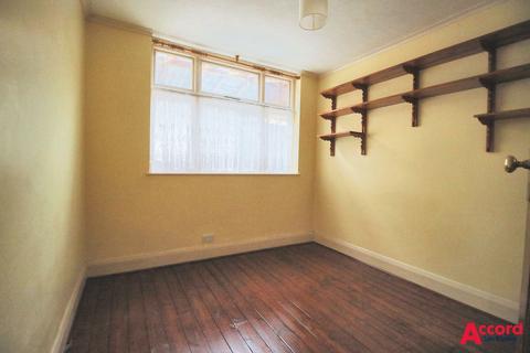 3 bedroom bungalow to rent, Ainsley Avenue, Romford, RM7