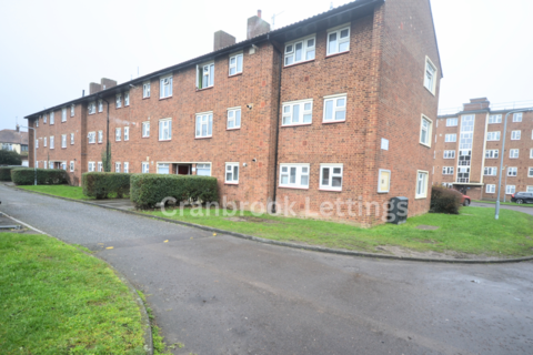 2 bedroom flat to rent, Longwood Gardens, IG5