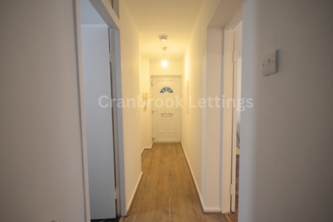 2 bedroom flat to rent, Longwood Gardens, IG5