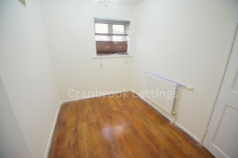 2 bedroom flat to rent, Longwood Gardens, IG5