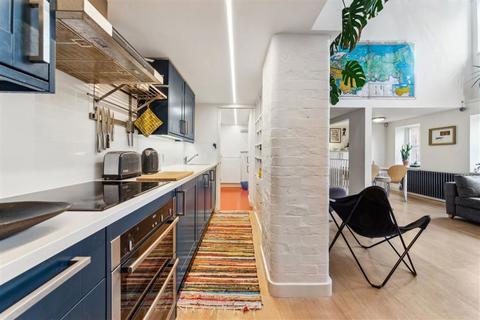 2 bedroom flat for sale, Gathorne Street, London E2