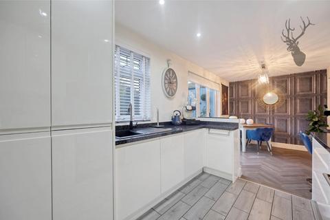 24 Barfields, Loughton, IG10 3JQ