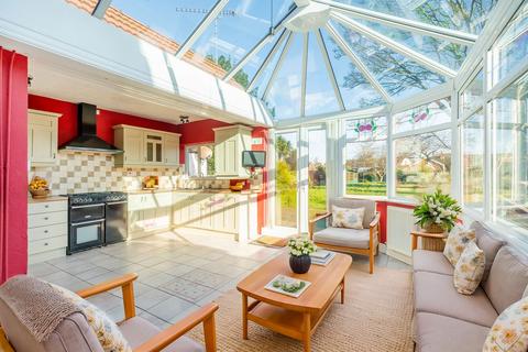 5 bedroom chalet for sale, Yarmouth Road, Lowestoft