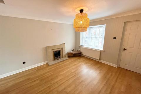 2 bedroom mews to rent, Ambleside Close, Macclesfield