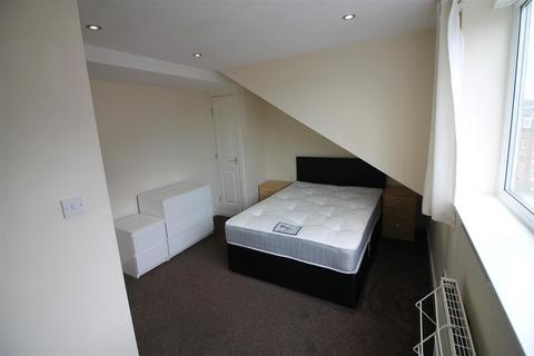 3 bedroom house to rent, Autumn Terrace, Hyde Park, Leeds