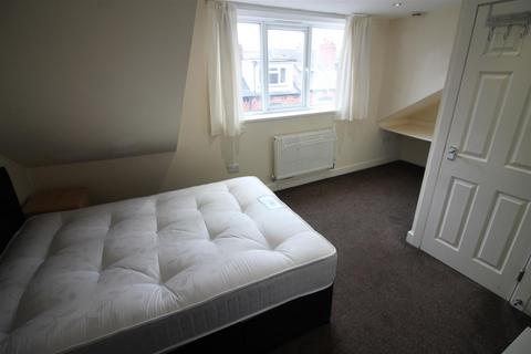 3 bedroom house to rent, Autumn Terrace, Hyde Park, Leeds