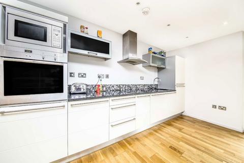 2 bedroom flat to rent, Millharbour, London E14