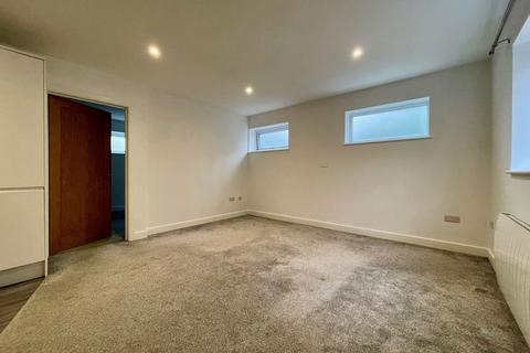 1 bedroom apartment to rent, Bath Road, Reading RG7