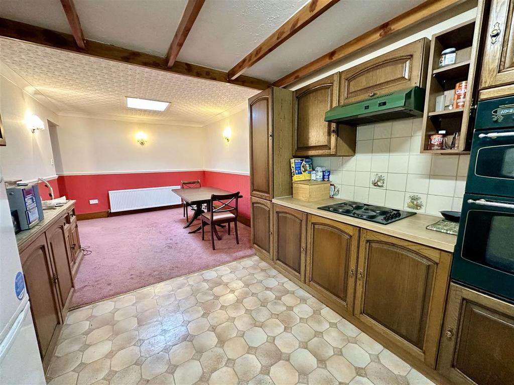 Spacious kitchen diner.jpg