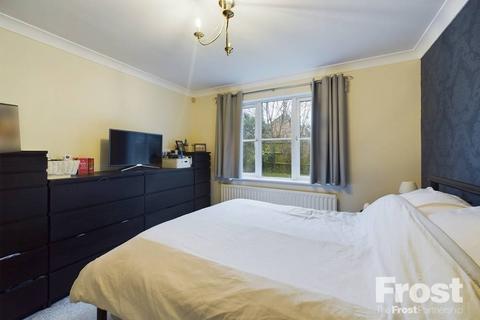 16 Chantry Close, Sunbury-on-thames, TW16 7TH