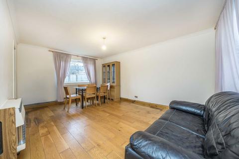 3 bedroom semi-detached house to rent, Butts Crescent, Feltham TW13