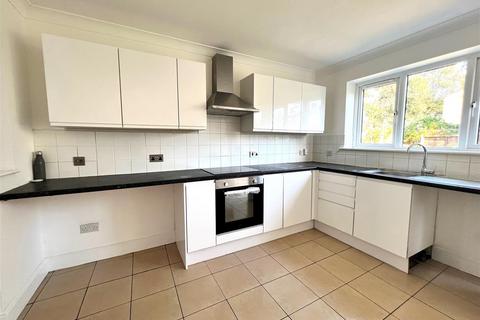 2 bedroom apartment to rent, Valkyrie Road, Westcliff-On-Sea