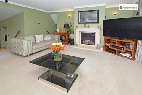 2 Friars Close, Cheadle, Stoke-on-trent, ST10 1AT