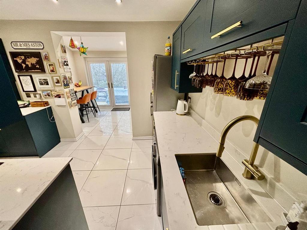 Fitted Kitchen: