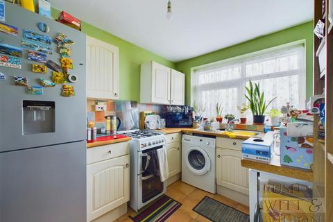 2 bedroom flat for sale, Sedlescombe Road North, St Leonards on Sea