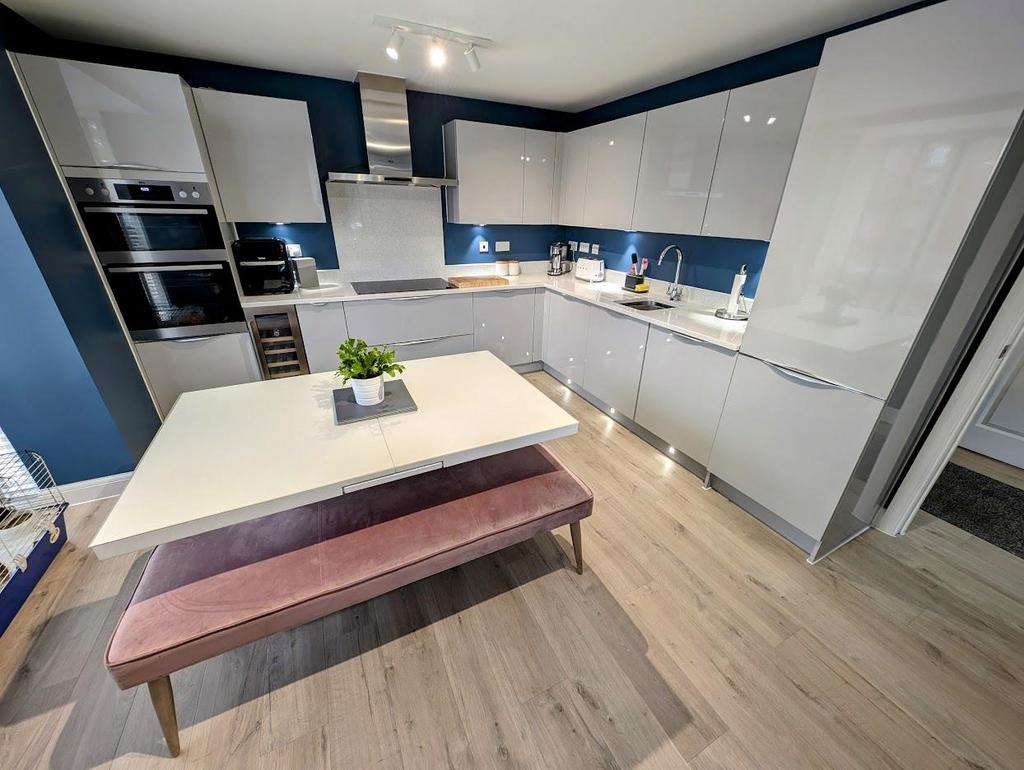 28 Fletcher Road kitchen2.jpg
