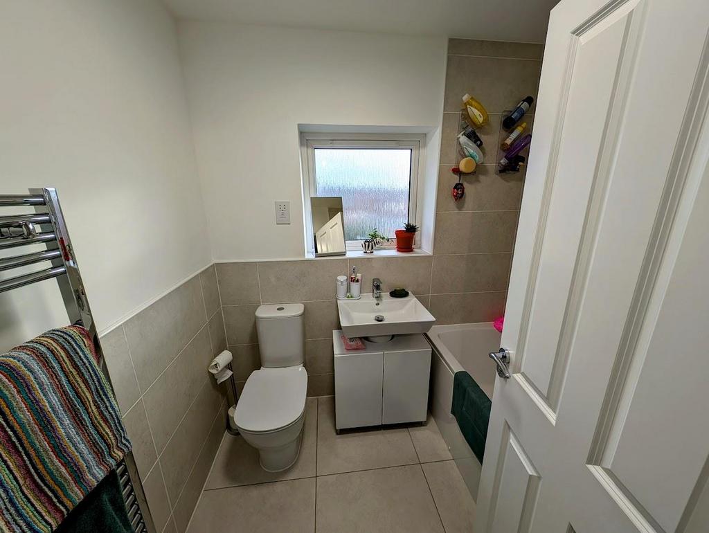 28 Fletcher Road bath 2.jpg