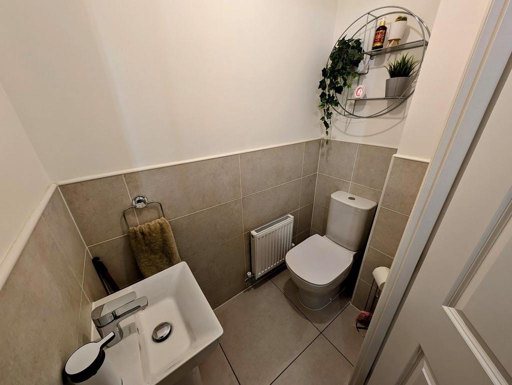 28 Fletcher Road downstairs cloakroom.jpg